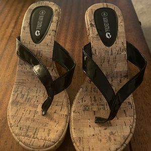 Woman’s vintage flip flop wedges 💕